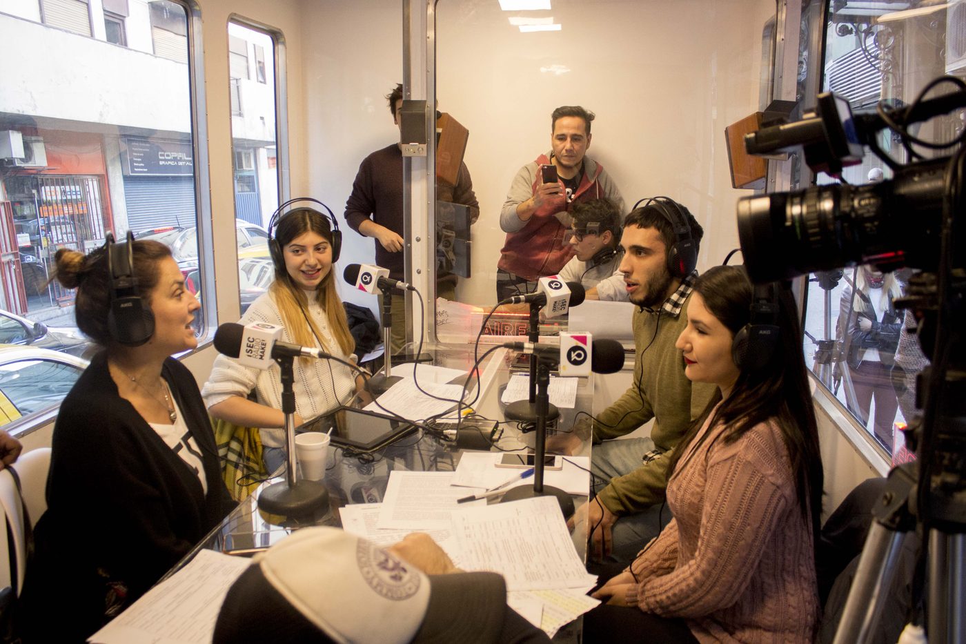 Equipo de producción trabajando en un estudio de streaming