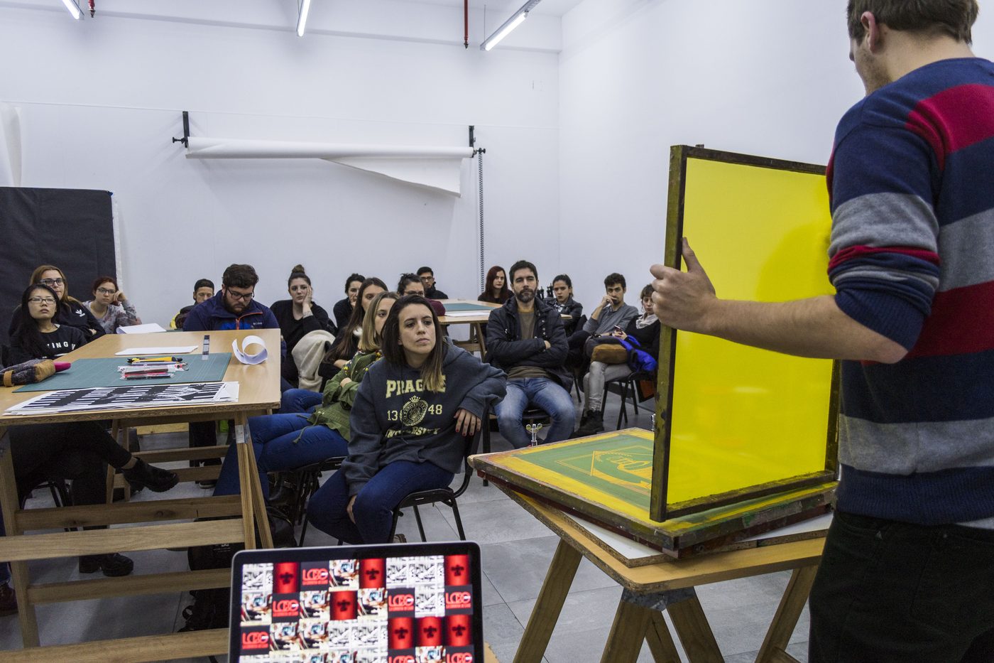 Estudiantes de Diseño Gráfico trabajando con herramientas digitales