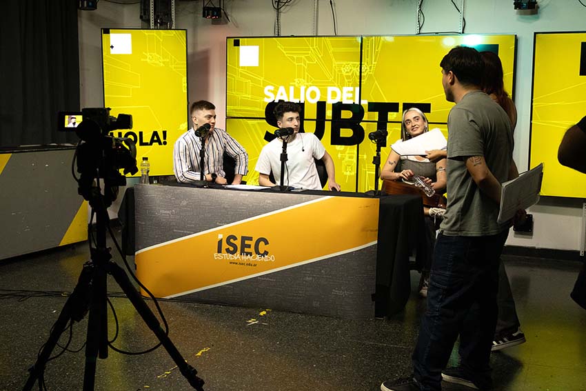 Equipo de producción digital trabajando en una transmisión por streaming