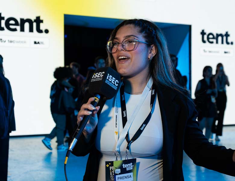 Estudiante de ISEC realizando una cobertura audiovisual en un evento