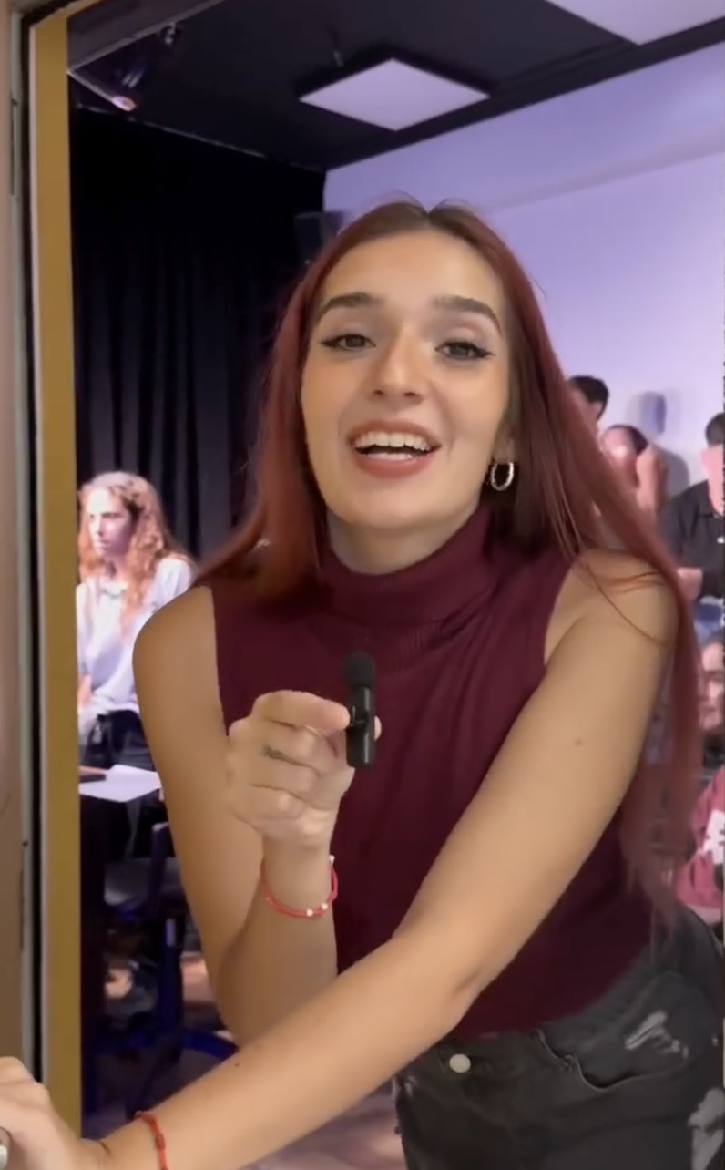 Manu Carballeira hablando frente a cámara durante una producción de streaming